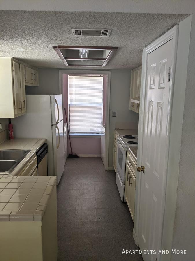 1008 Academy St - Photo 3 of 15