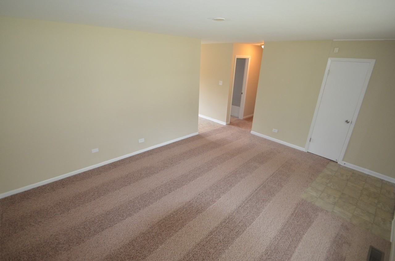 931 Victoria Ln - Photo 2 of 7