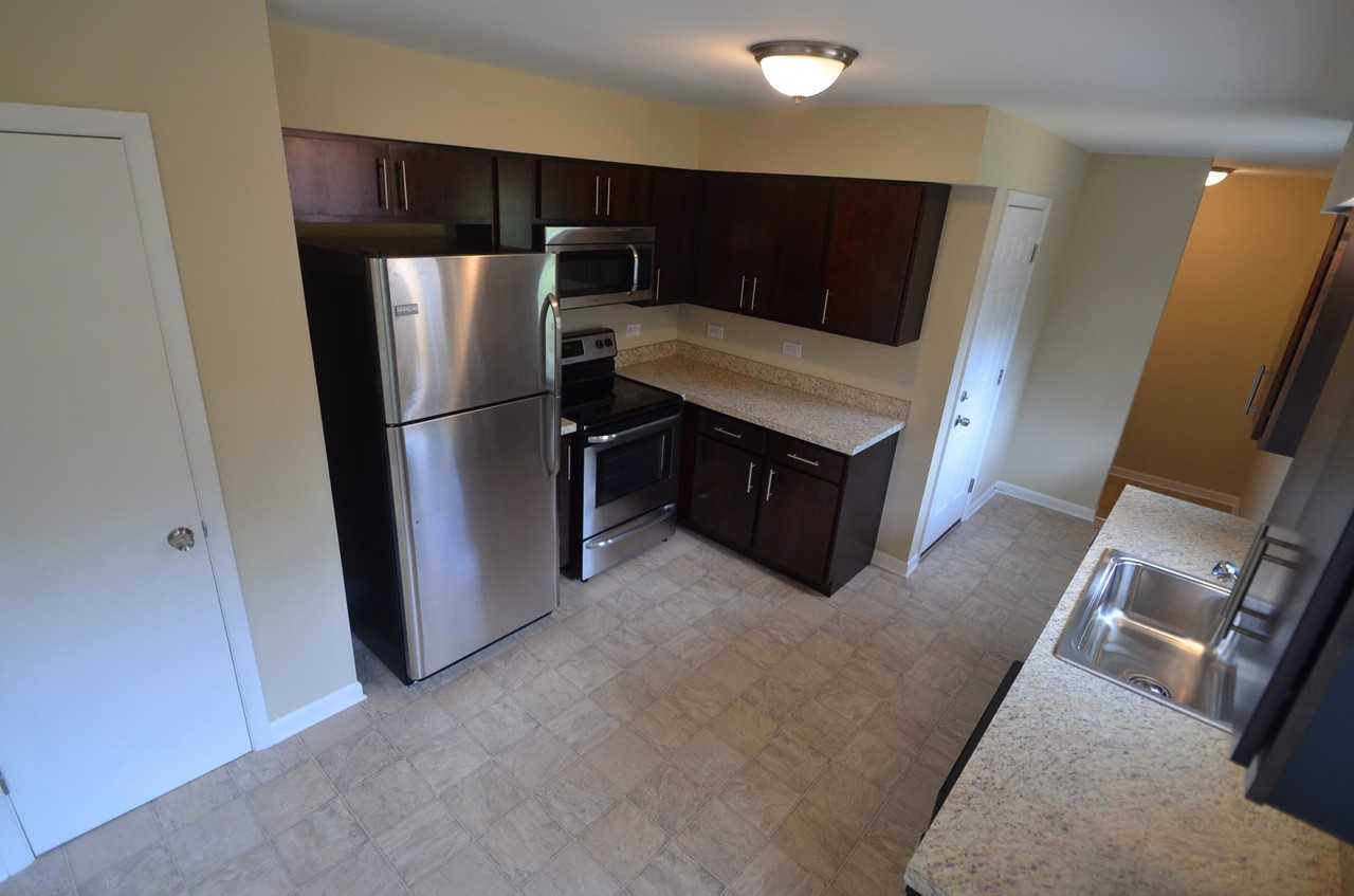 931 Victoria Ln - Photo 3 of 7