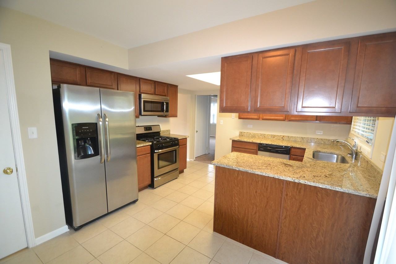 651 Woodhollow Ln - Photo 3 of 11