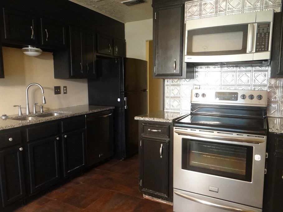 9235 Lombard St - Photo 3 of 11