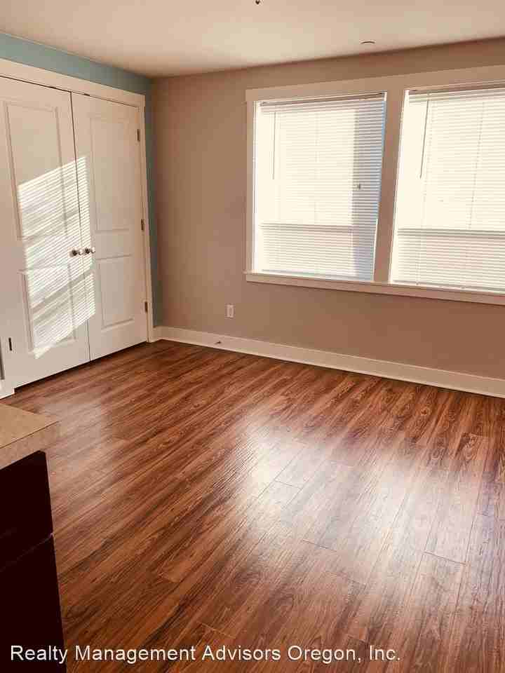 8207 - 8217 N Montana Ave - Photo 3 of 11