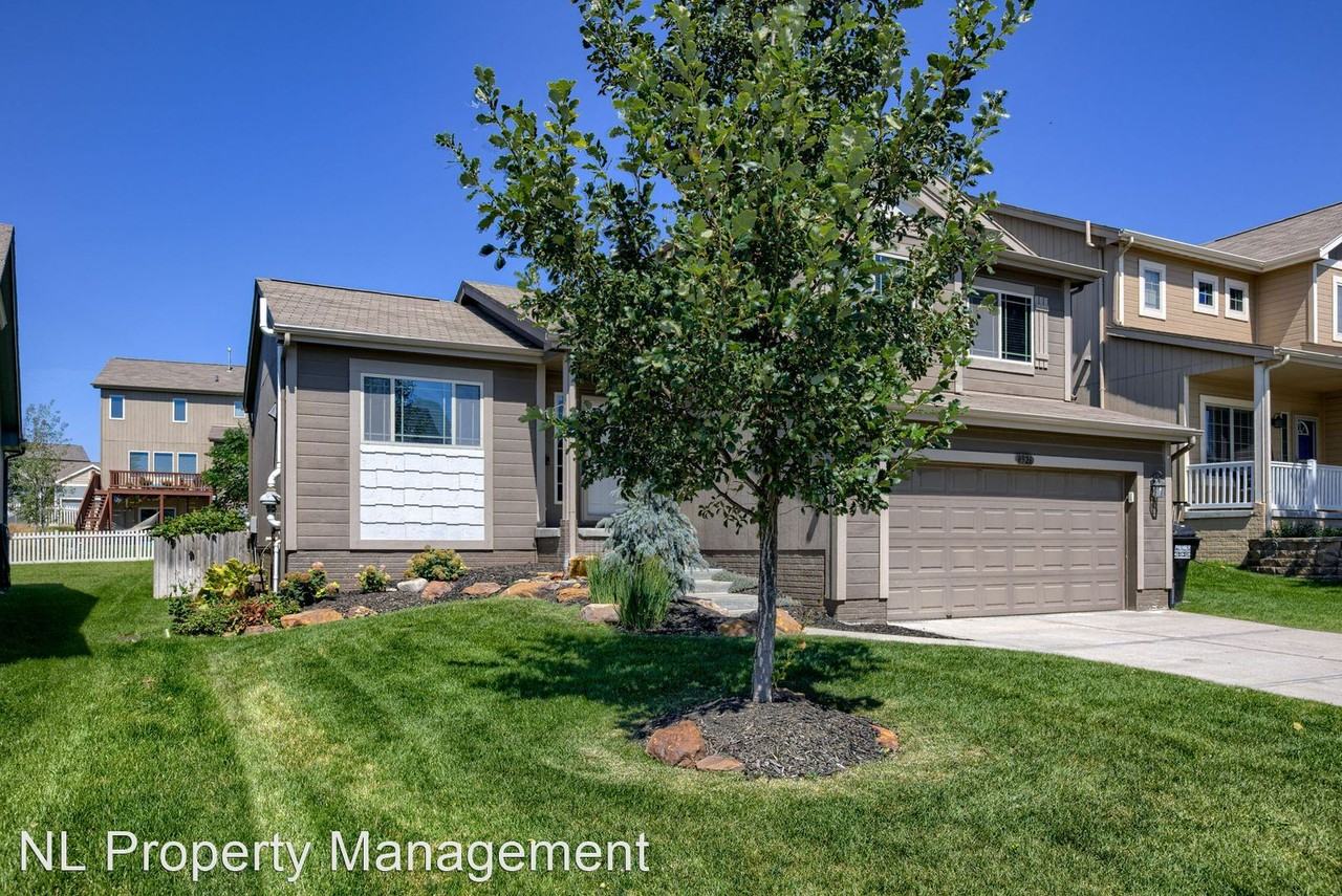 8926 N 159th Ave - Photo 2 of 37