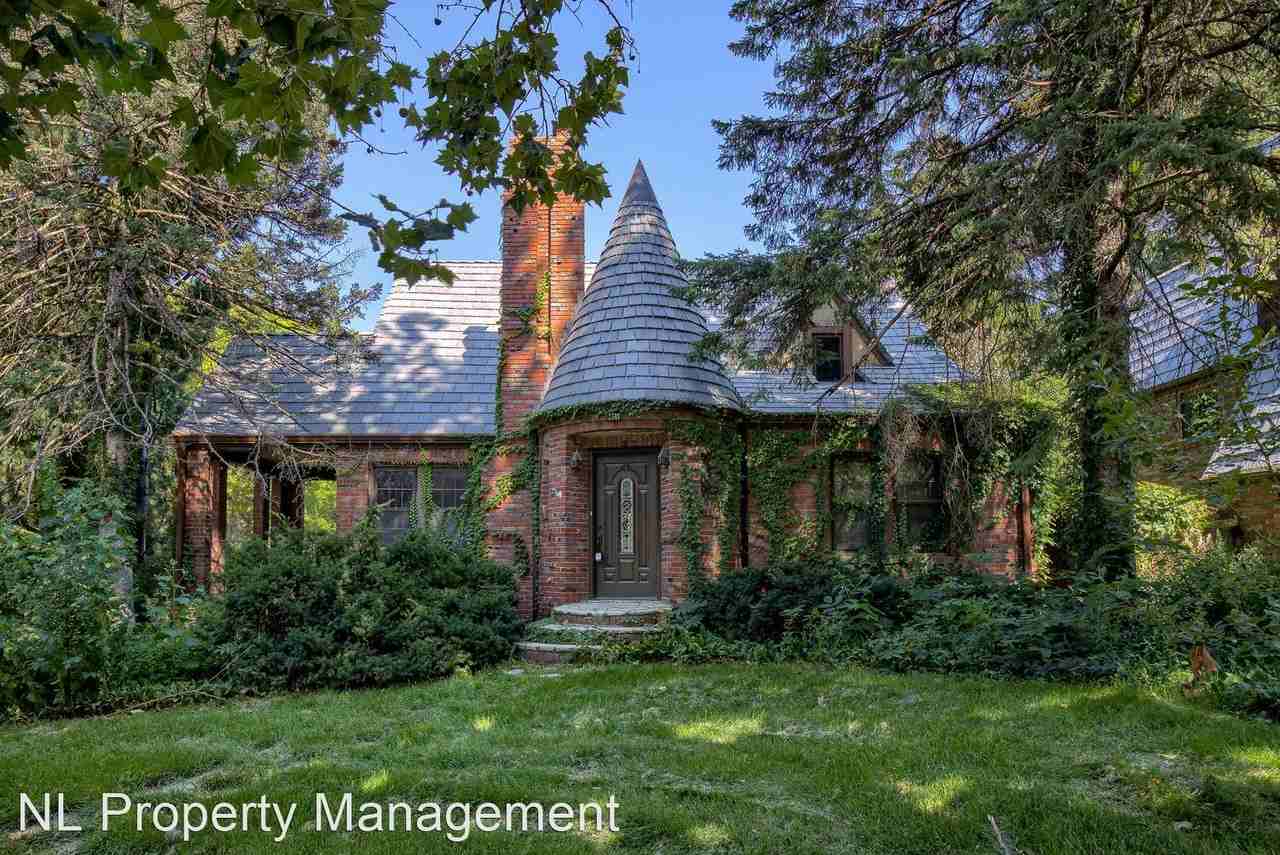 1519 N Happy Hollow Blvd, Omaha, NE 68104 3 Bedroom House for 2,400