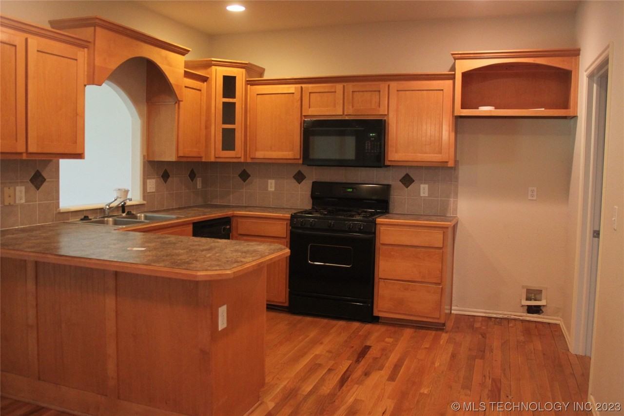 11214 E 122nd Ct N - Photo 2 of 13