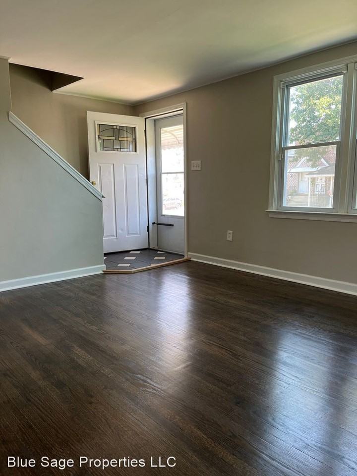 1220 Lawrence Ave - Photo 3 of 24