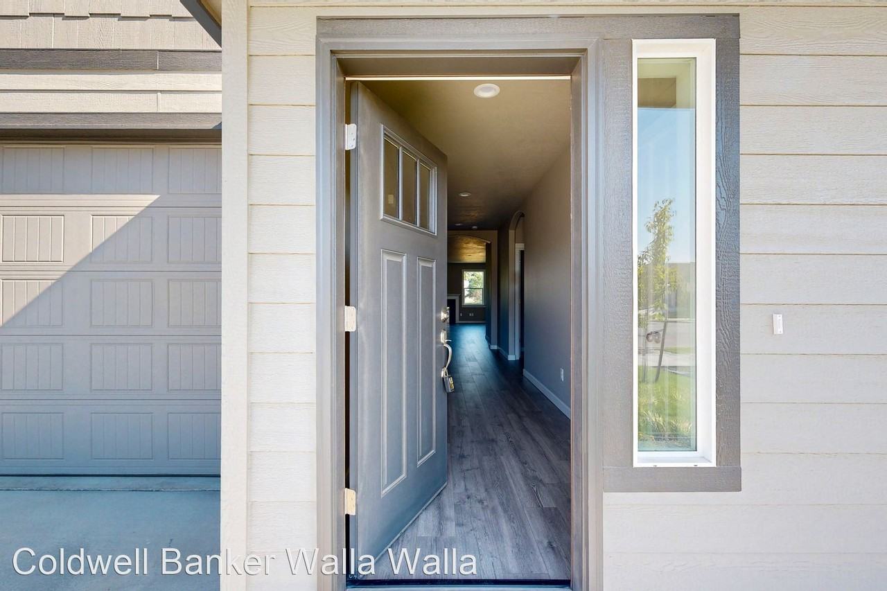 1189 Ava St - Photo 2 of 30