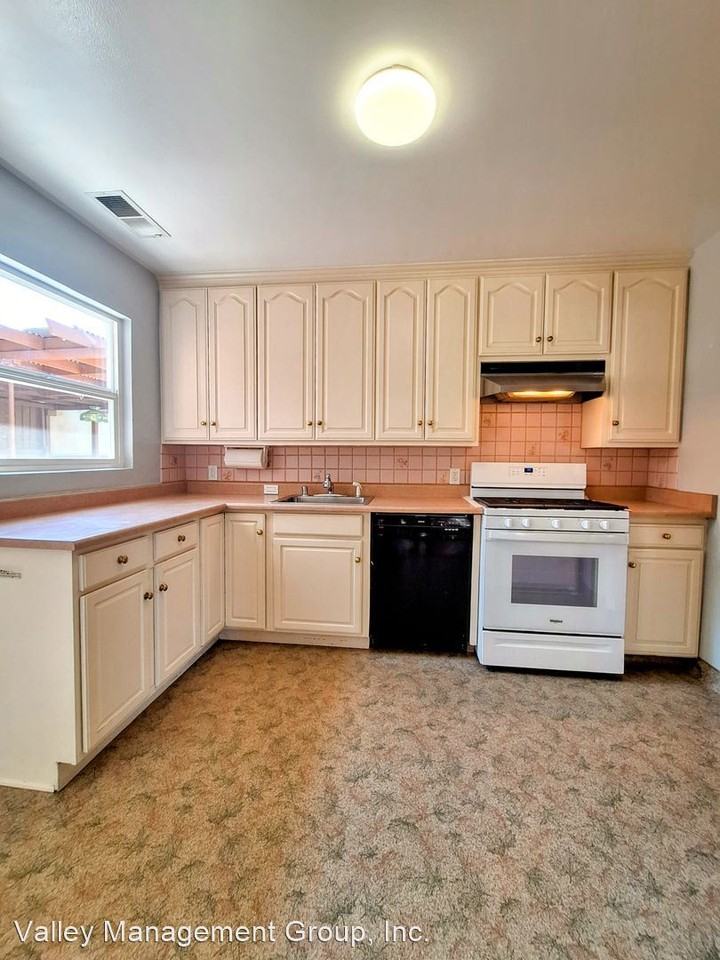 1226 Connecticut Dr - Photo 2 of 49