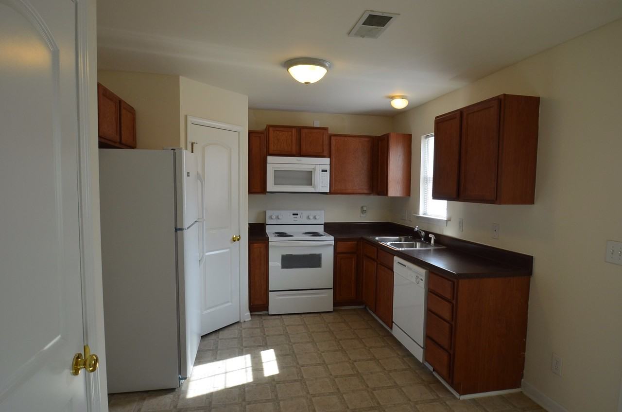 5672 Fairway Forest Dr - Photo 3 of 7