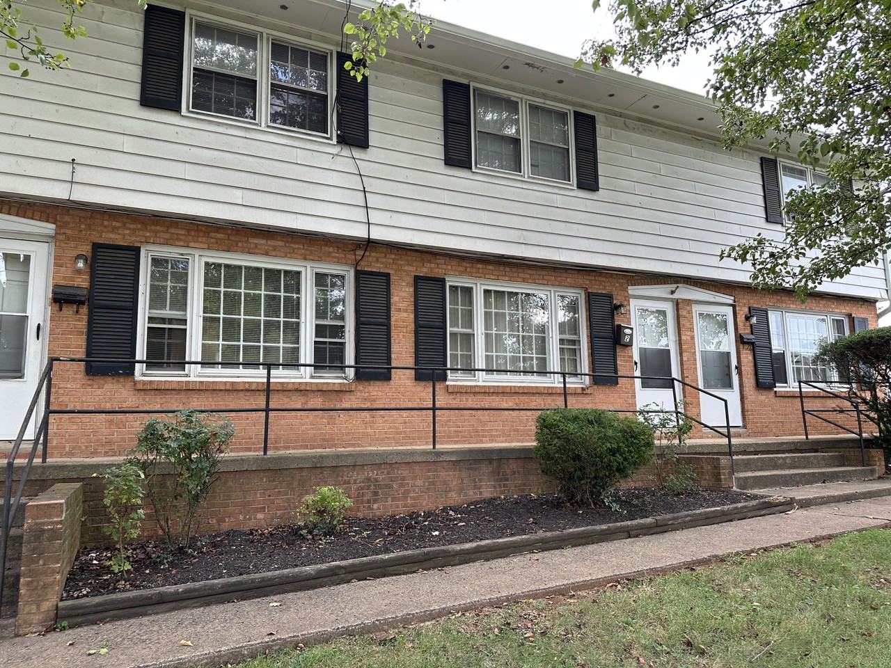 898 Hendrick St - Photo 2 of 4