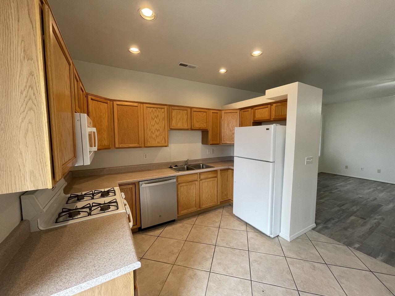 3123 N Corrine Dr - Photo 3 of 9