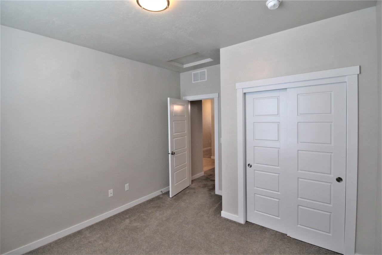 3098 W Everest St - Photo 5 of 21