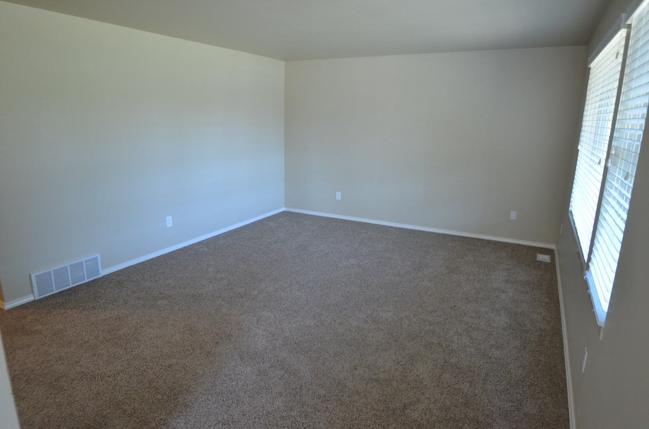 2310 Summit Ave - Photo 3 of 9