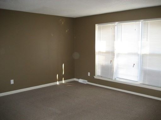 308 NE Colonial Ct - Photo 2 of 20