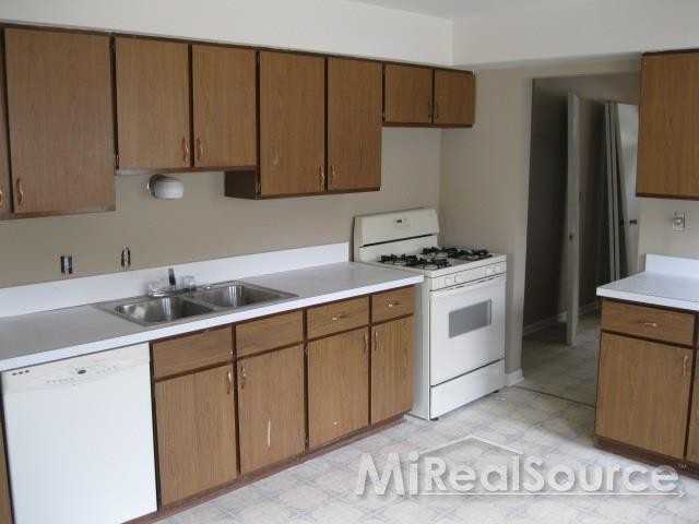 1381 E Chesterfield St - Photo 2 of 17