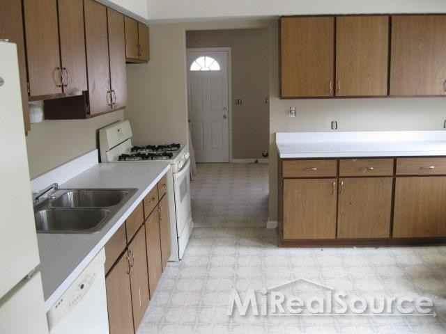 1381 E Chesterfield St - Photo 3 of 17