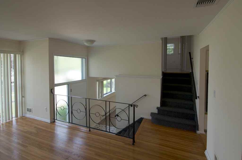 244 N Idaho Ave - Photo 3 of 17