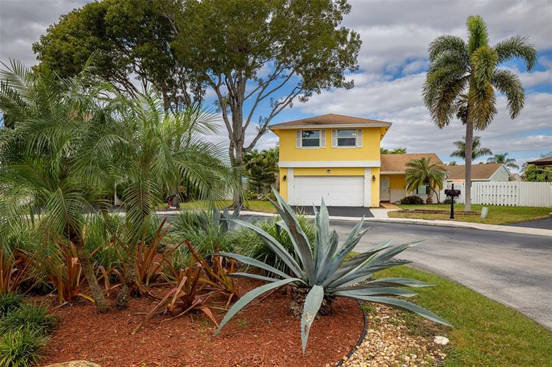 681 Green River Ln - Photo 3 of 25