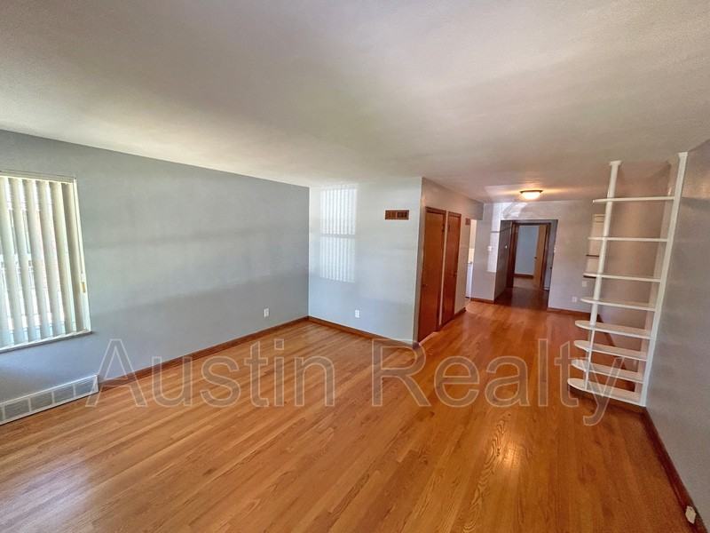 5909 Jamieson Ave - Photo 2 of 16