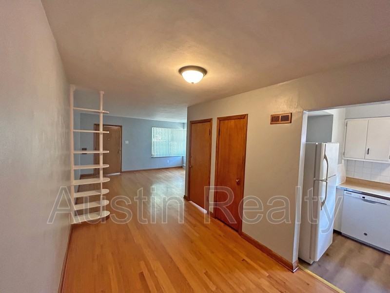 5909 Jamieson Ave - Photo 3 of 16