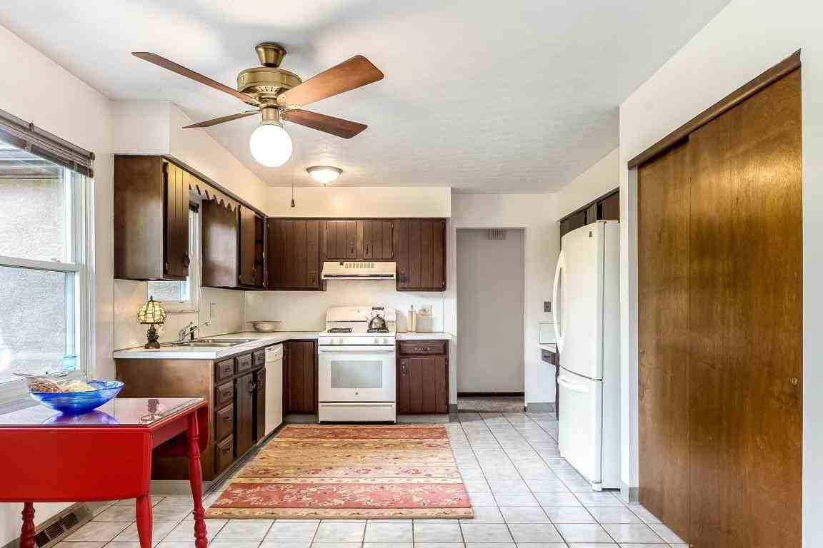1274 Denbigh Dr - Photo 3 of 11