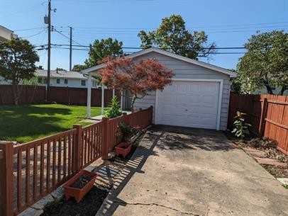 305 Newcastle Dr - Photo 2 of 13