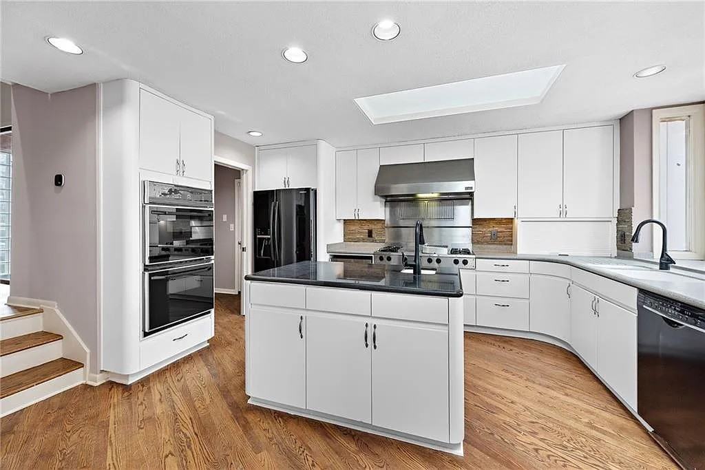 18051 Berry Hill Dr #NA - Photo 2 of 7