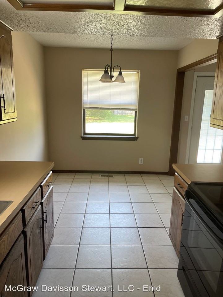 5814 Cedar Ridge Dr - Photo 2 of 13