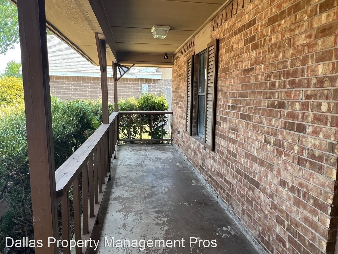 400 Kalmia Dr - Photo 3 of 34