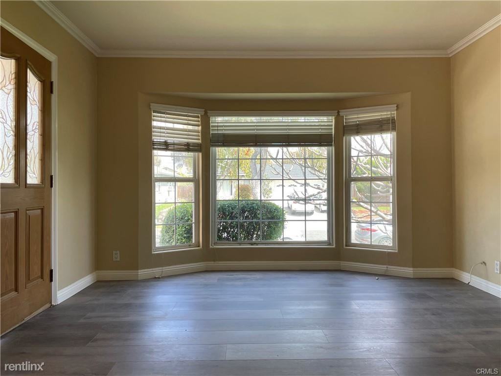 4833 Snowden Ave - Photo 2 of 13