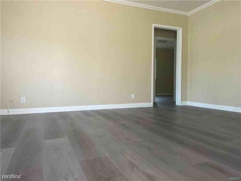 4833 Snowden Ave - Photo 3 of 13