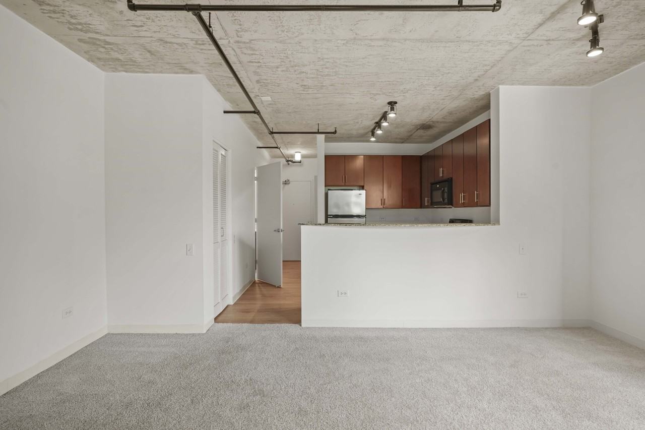 900 S Clark St - Photo 5 of 29