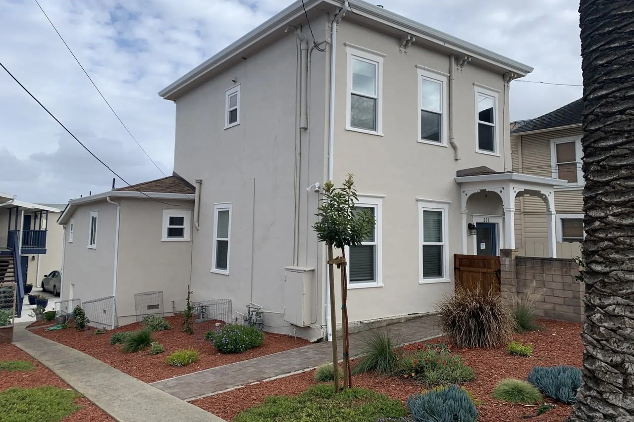 257 Van Buren St - Photo 2 of 17