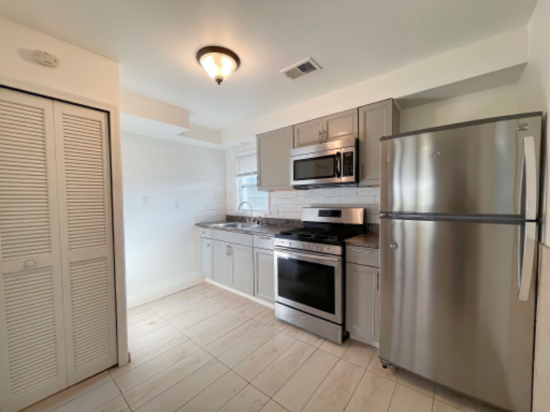 27135 Groveland St - Photo 3 of 20