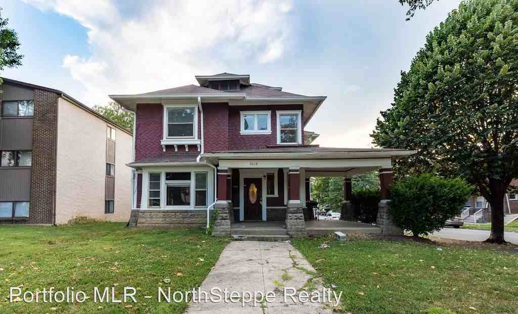 1689 Summit St - Photo 2 of 30