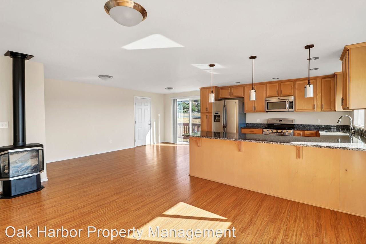 2262 Cove Dr - Photo 2 of 14