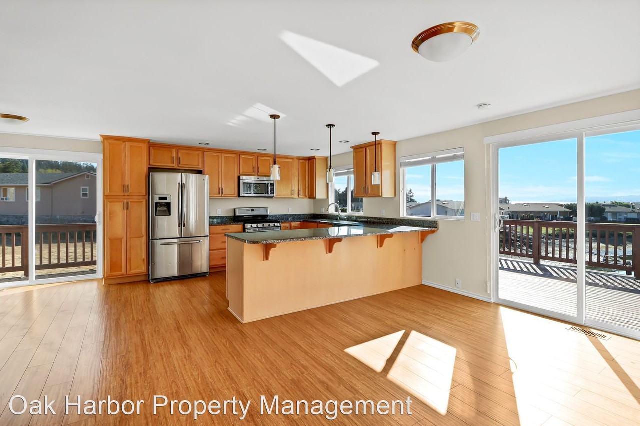 2262 Cove Dr - Photo 3 of 14