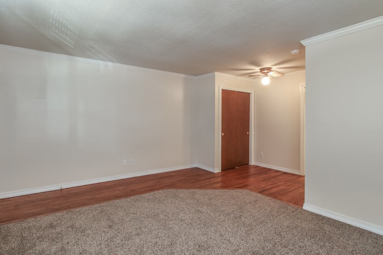 520 E Park St - Photo 3 of 7