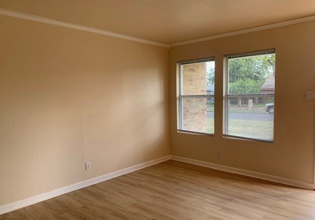 111 Lansing Ln - Photo 2 of 10