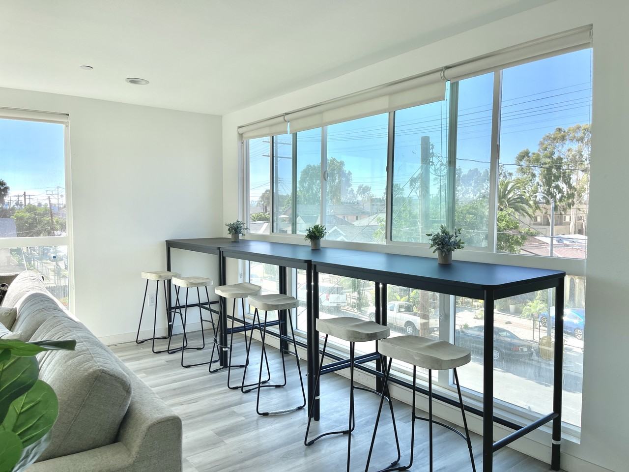 1476 W 35th St - Photo 4 of 50