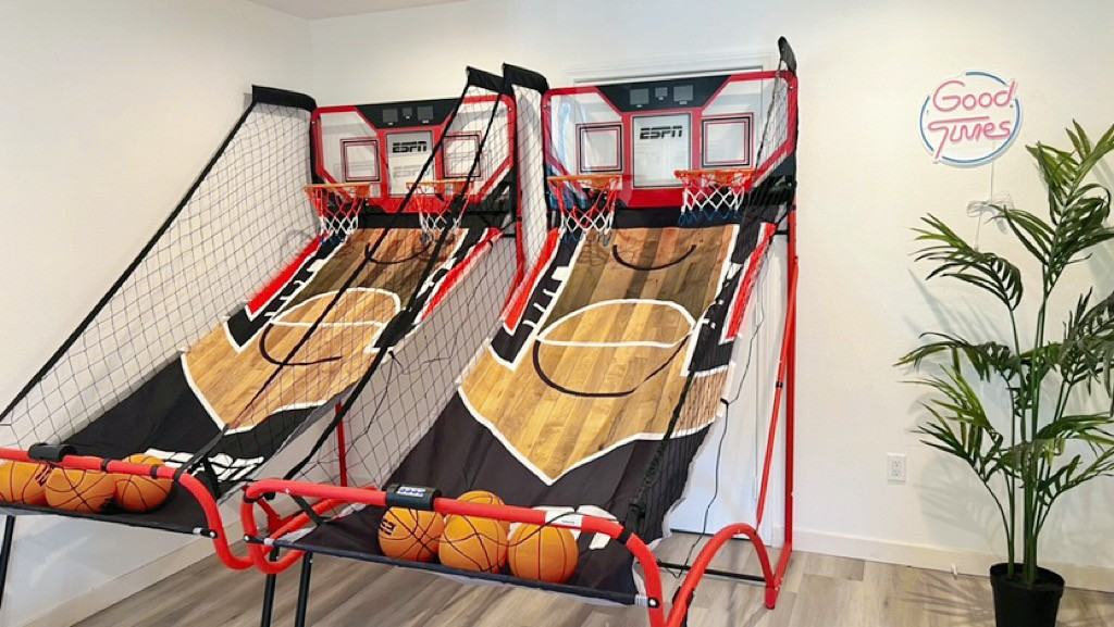 1476 W 35th St - Photo 4 of 50