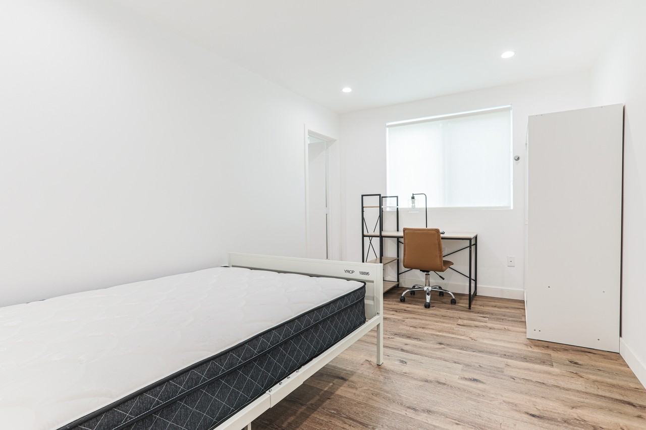 1545 W 36th Pl - Photo 7 of 41