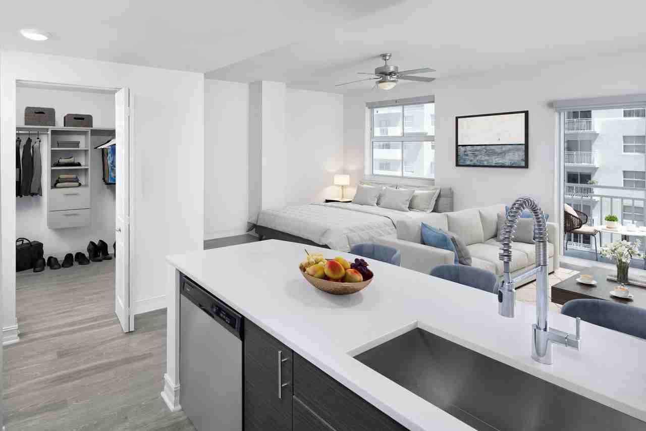 Camden Brickell - Photo 6 of 37