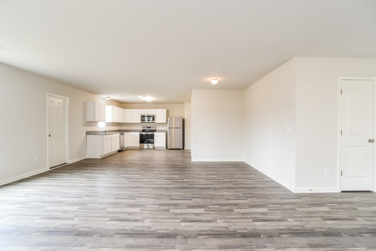 4049 Lake Russell Dr - Photo 3 of 14