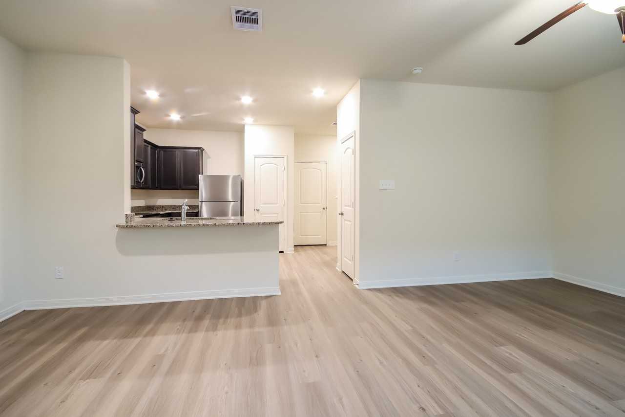 582 Solomon Ln - Photo 3 of 23