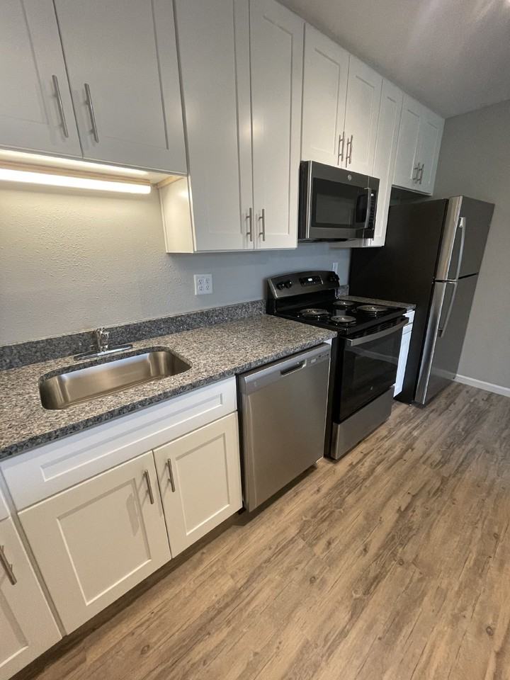 310 15th Ave W #204 - Photo 4 of 22