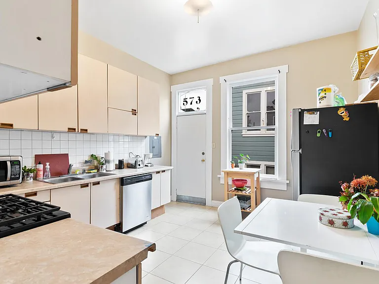 573 Fell St - Photo 2 of 9