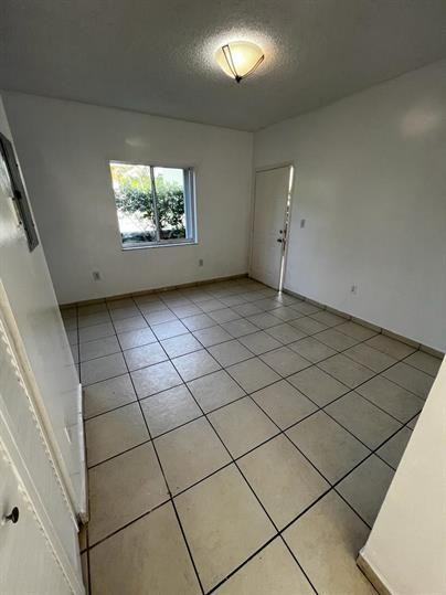 452 Southwest 10th Street - Photo 3 of 6