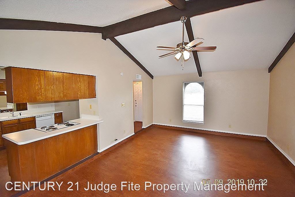 1006 Tracy Ln - Photo 3 of 11