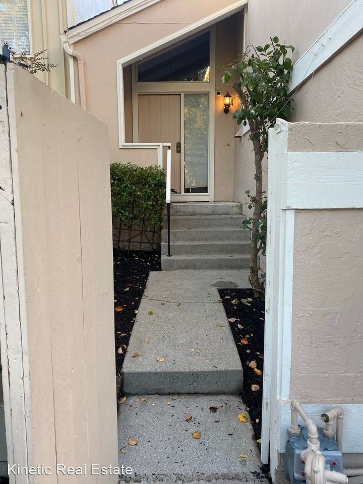 217 Whitney Ct - Photo 3 of 34